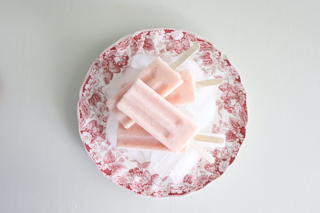 How to make strawberry peach smoothie popsicles